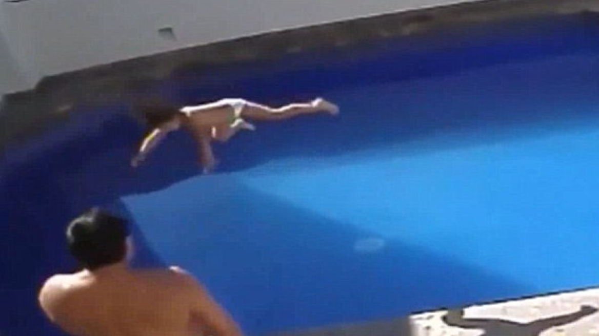 Σκληρές εικόνες: Έπνιξε την τρίχρονη θετή του κόρη στην πισίνα!